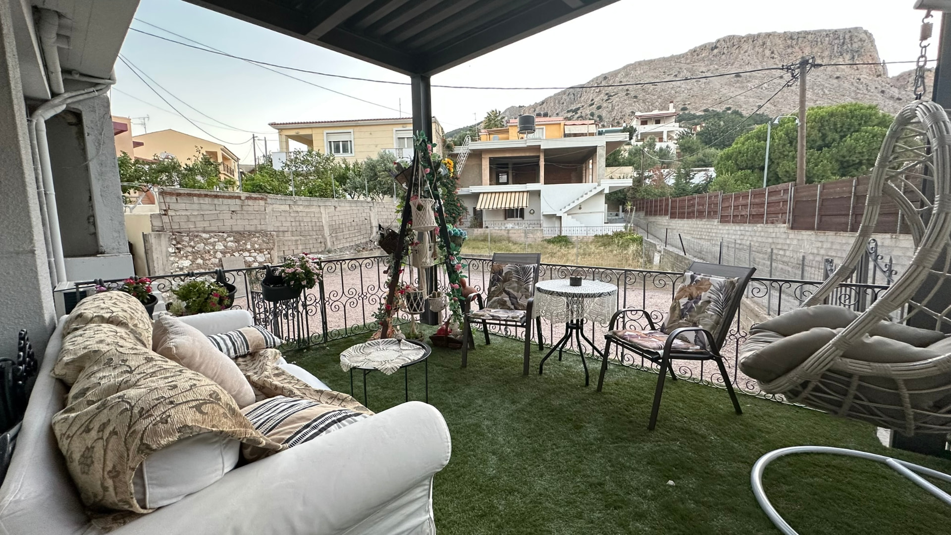 Η σκεπαστή βεράντα με θέα στο βουνό